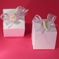 Cube carton blanc et Fleur rose/lys
